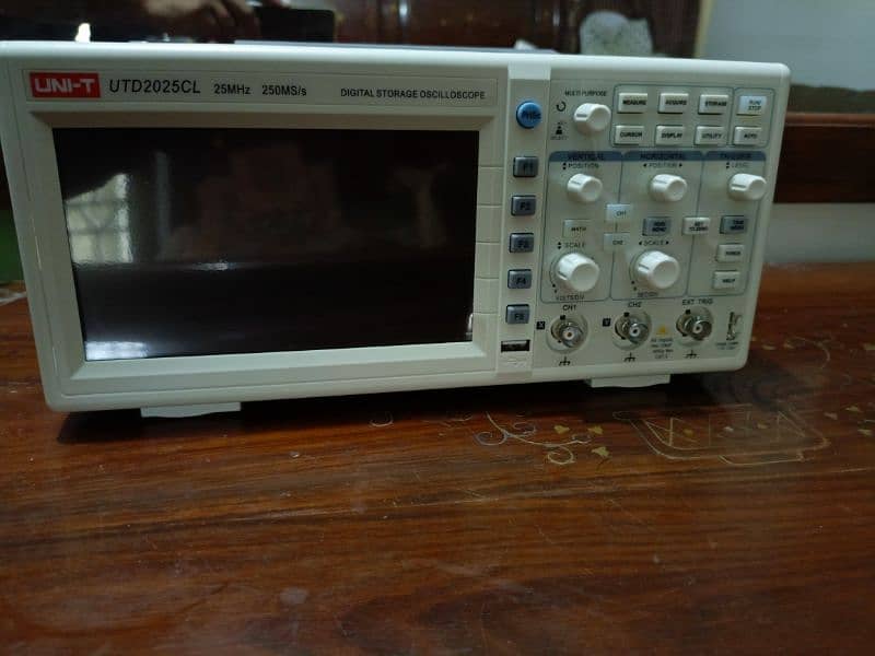 UNI T 2025 oscilloscope with accessories 4