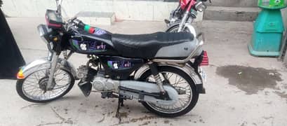 Ade gor sy parhe bike lush condition mein hai koe km nh hna bike me