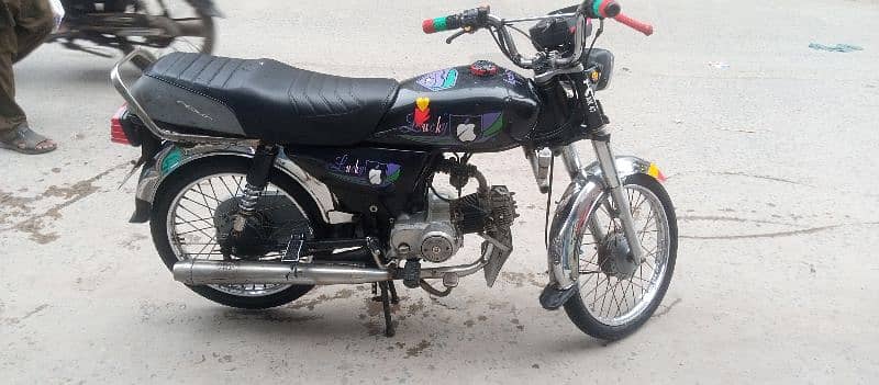 Ade gor sy parhe bike lush condition mein hai koe km nh hna bike me 1