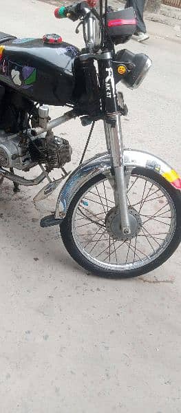 Ade gor sy parhe bike lush condition mein hai koe km nh hna bike me 4