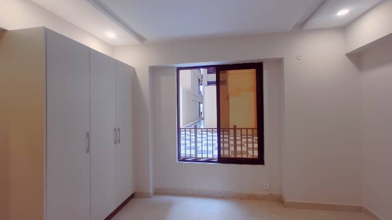 Modern 2-Bedroom Corner Apartment with Park Views - Experience Urban Luxury in Galleria Building! 8