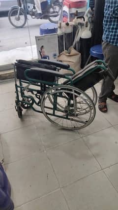 Reclining wheel chair with adjustable crest