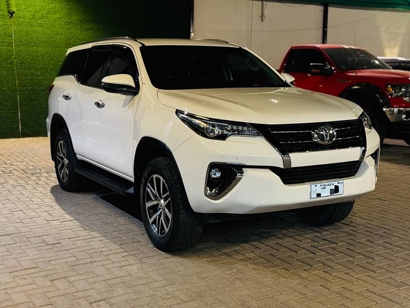 Toyota Fortuner V 2019 1