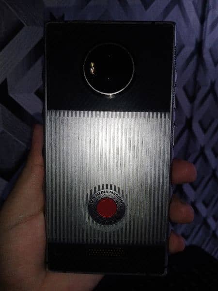 red media hydrogen 6gb. 128gb 1