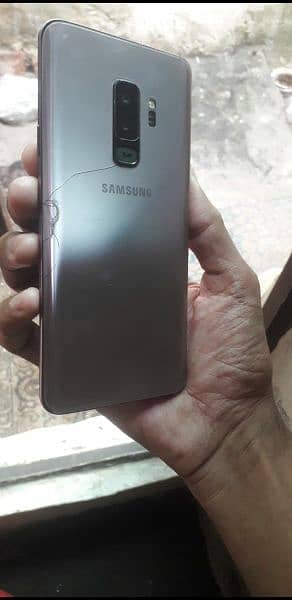 s9 plus 6/64 All ok Only mionr dot and halka sa shde jo dkhai nahi dta 4