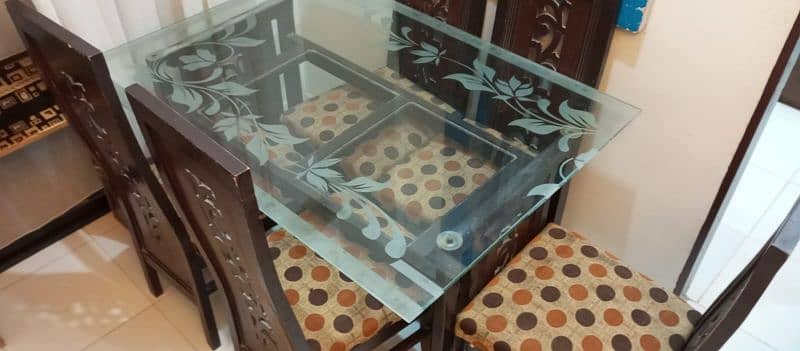 6 seater dining table available | Reasonable price 1