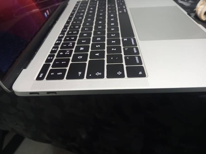 MACBOOK PRO 2017 8