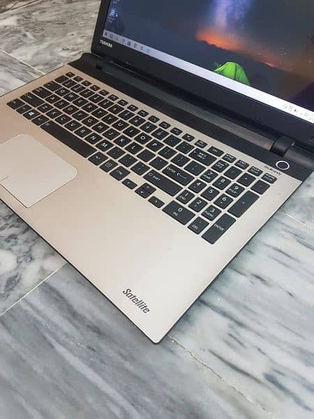 champagne gold toshiba satellite in good condition AMD A10 8TH Gen 2