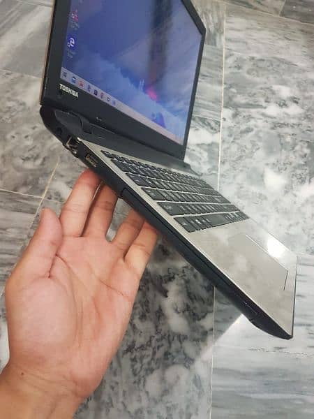 champagne gold toshiba satellite in good condition AMD A10 8TH Gen 4