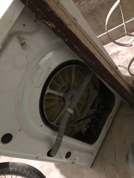 washing machine 3 4 months used spiner hai out of country  ki 3