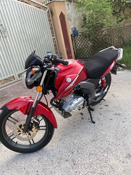 Suzuki gsx 125 in lush condition 5