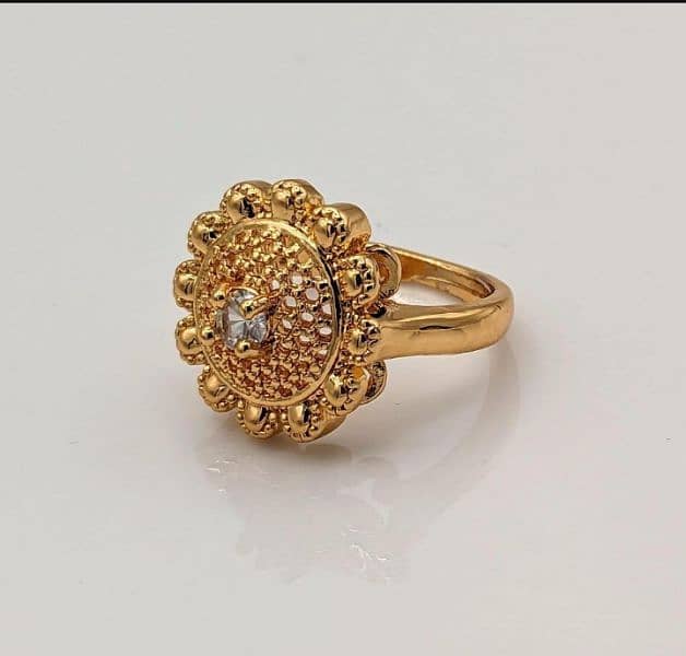 •  Material: Metal
•  Golden Polish
•  Adjustable Ring 2