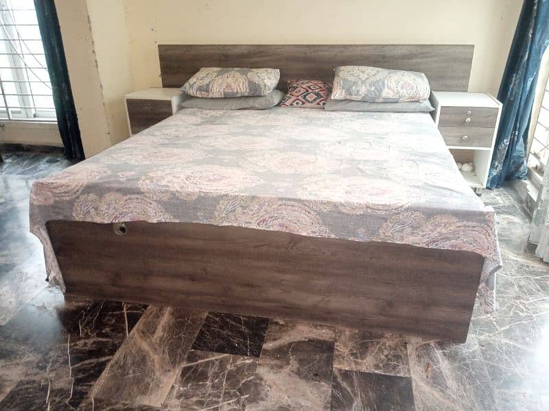 Double bed & mattress side tabel 0