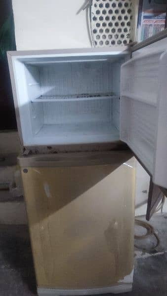 Dawlance medium size fridge 2