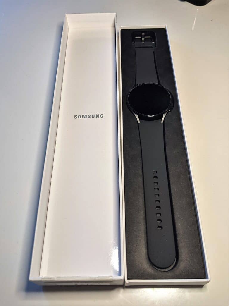 Samsung Galaxy watch 4 44mm Black with Box 3 Extra Straps 0