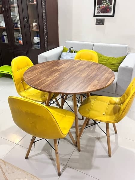 Round Dining Table with 4 chairs 0