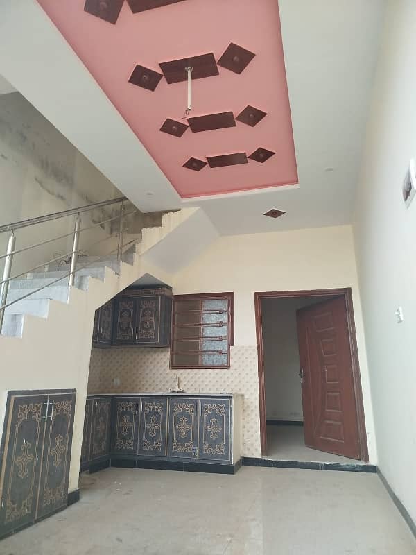 Investor rate py 3.5 Marla house very near to man road bazar 6