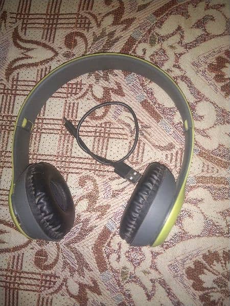 P47 wireless head phones 0