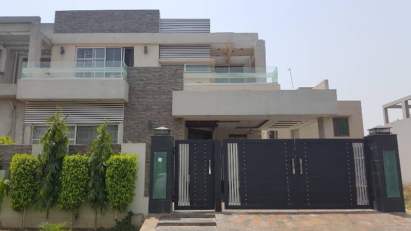 10 MARLA BEAUTIFUL HOUSE FOR RENT IN PARAGON CITY 0