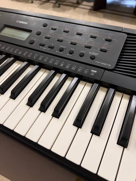 Yamaha PSR-E273 61 Keyboard / Music Keyboard / Piano 0