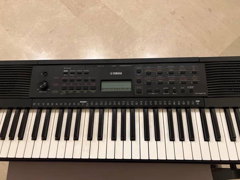 Yamaha PSR-E273 61 Keyboard / Music Keyboard / Piano 1