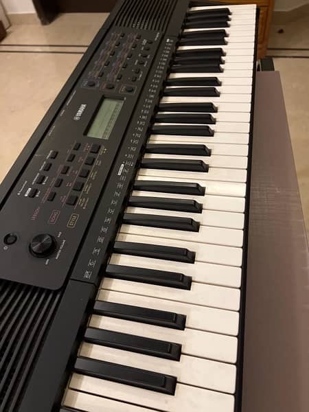 Yamaha PSR-E273 61 Keyboard / Music Keyboard / Piano 2