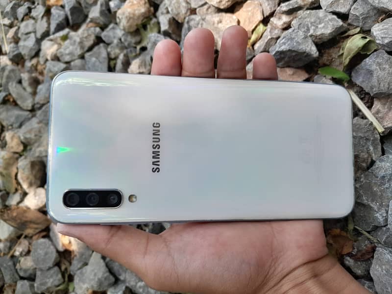 Samsung Galaxy A50 Complete Box Lush Condition. 4