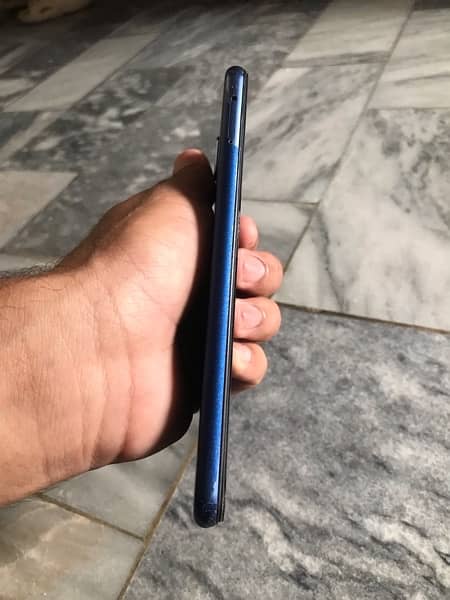 Huawei mate 10 lite 6/64 front glass damage 10/8 condition 2