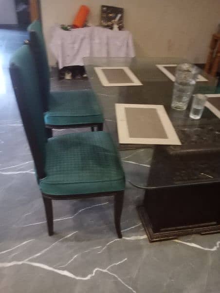 4 seaters dining table going cheap 4