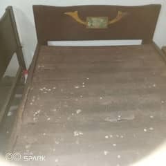 2 single beds. Tali ki lakri lagi hui ha.