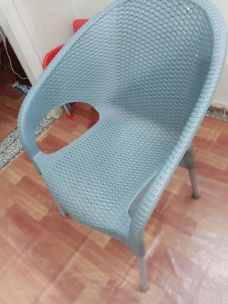 4 plastic chair ha do halki si damage ha do bilkul ok ha 1