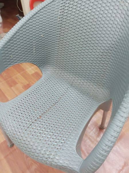 4 plastic chair ha do halki si damage ha do bilkul ok ha 2