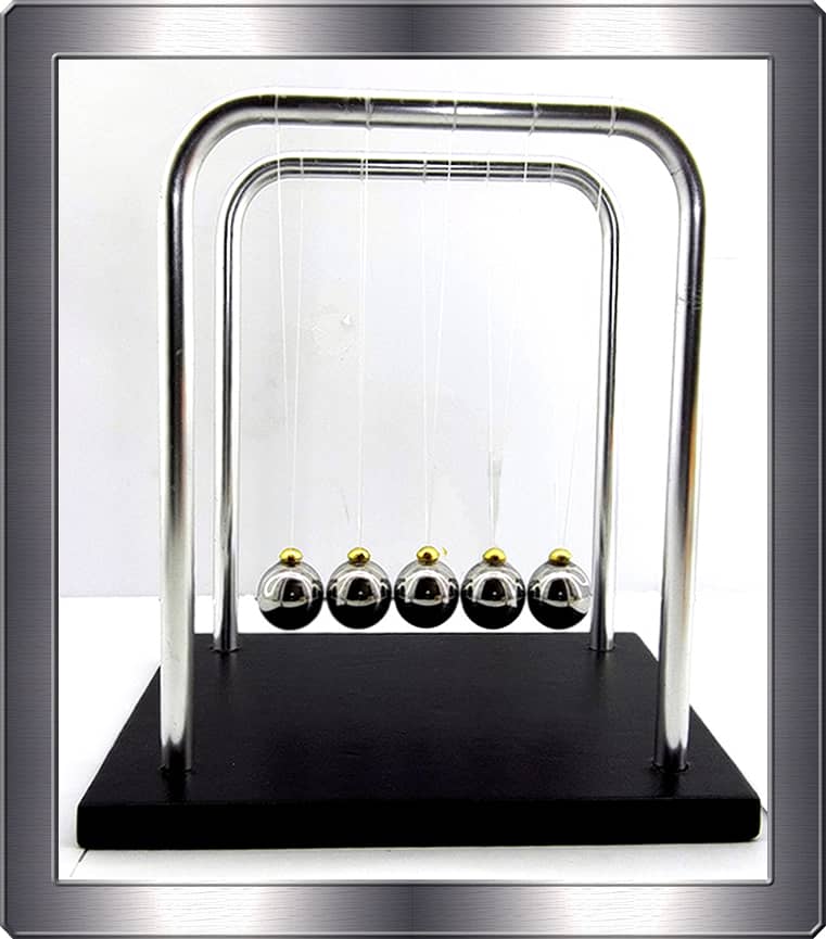 "Newton's Cradle – Classic Kinetic Desk Toy for Relaxation" 1