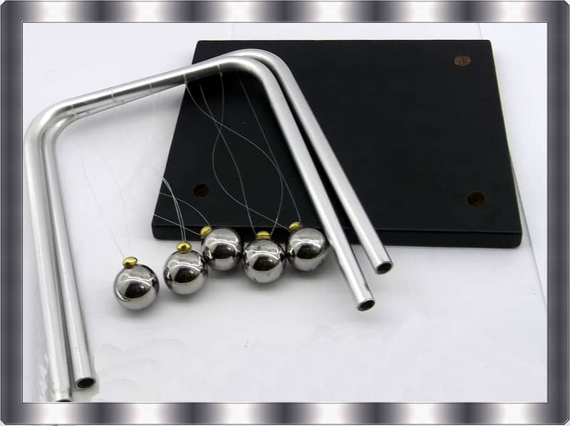 "Newton's Cradle – Classic Kinetic Desk Toy for Relaxation" 2