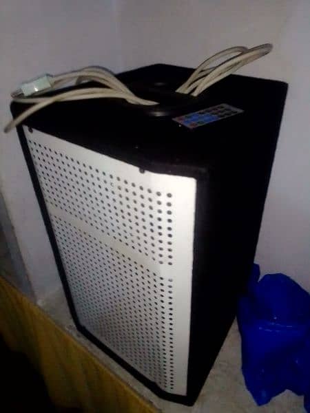 A Bluetooth speaker and Mic for sell. loud volume with long wire 0