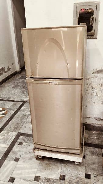 dawlance medium fridge 0