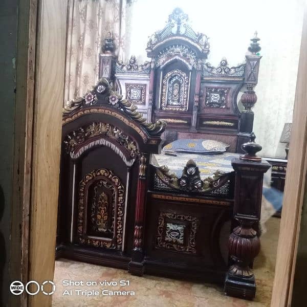 solid wood haveeli bed in very gud condition 1