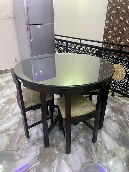 4 seater round dining table 1