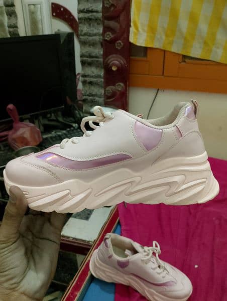 girls shoes he new he bilkul pink colour he size 38 7 number he 3