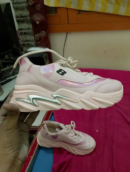 girls shoes he new he bilkul pink colour he size 38 7 number he 4