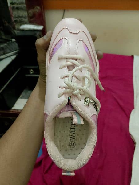 girls shoes he new he bilkul pink colour he size 38 7 number he 5