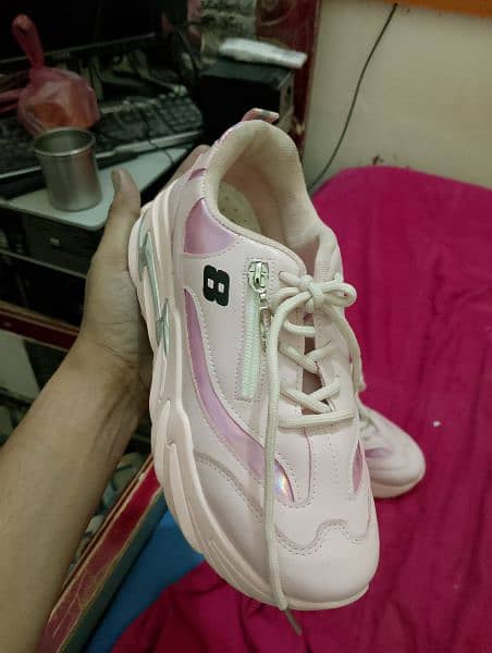 girls shoes he new he bilkul pink colour he size 38 7 number he 7