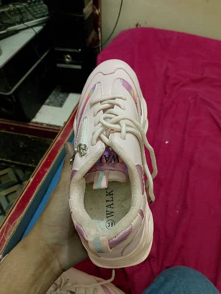 girls shoes he new he bilkul pink colour he size 38 7 number he 9