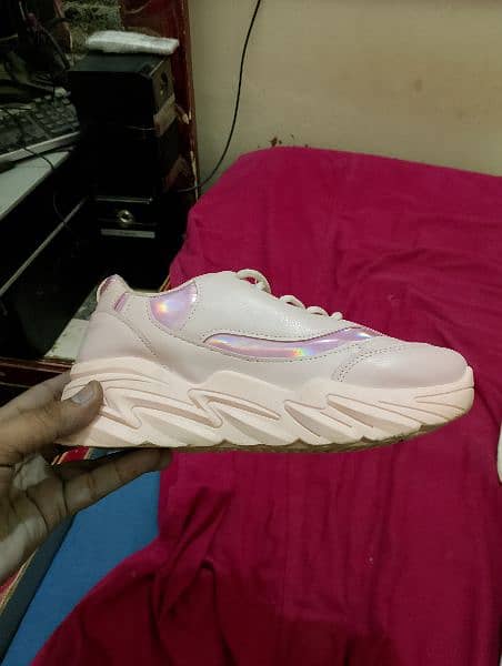 girls shoes he new he bilkul pink colour he size 38 7 number he 10