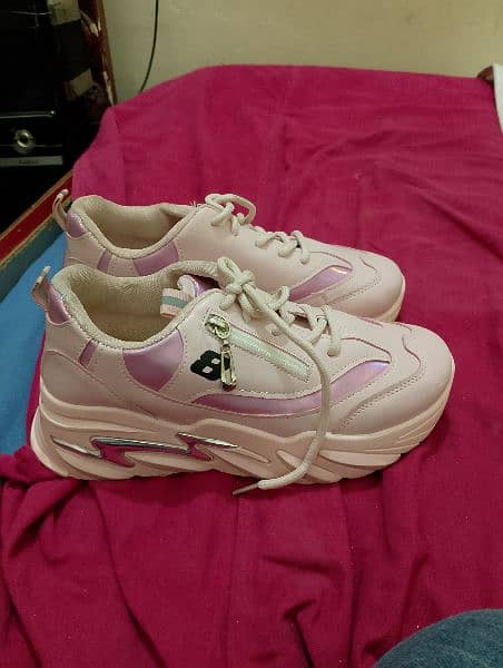 girls shoes he new he bilkul pink colour he size 38 7 number he 17