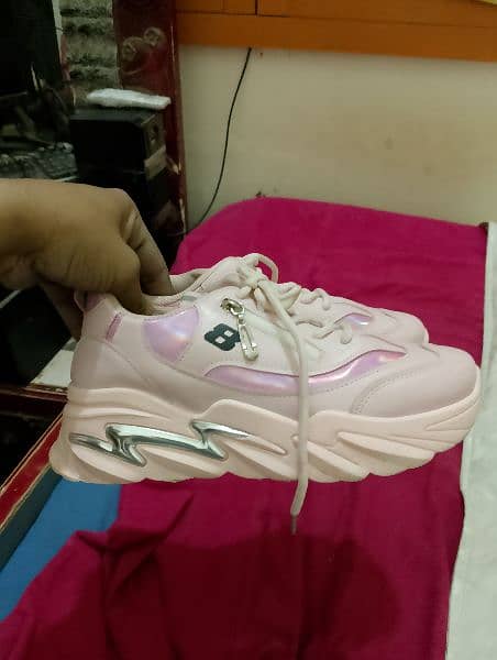 girls shoes he new he bilkul pink colour he size 38 7 number he 18