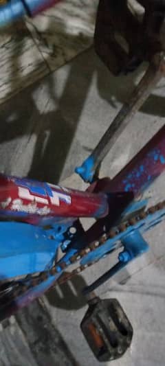 26 inch cycle hai agr seat unchi kren tu 30 inch tk ho jati hai