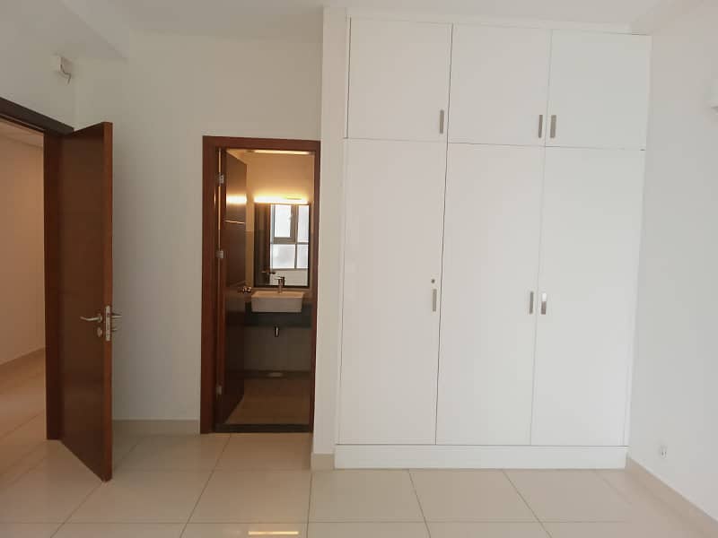 Emaar 4 Bedroom Apartment For Rent Sea Facing 5