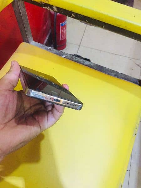 infinix note 40 1 month used 10/10 condition with box 4