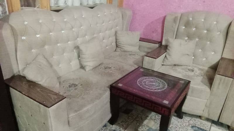 selling a sofa set 1